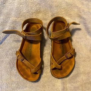 Yara Women’s Birkenstock sandals size 37. Only worn a handful of times.